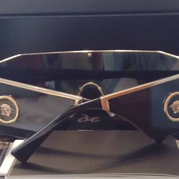 Women's Versace sunglasses - Picture 9 of 12